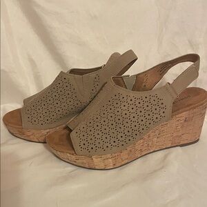 New Wedge cork sandals Taupe Perforated sling back size 8.5 comfortaire